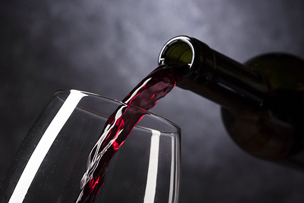 Winzer Manfredi Guccione aus Sizilien | Ein Wein wird eingeschenkt